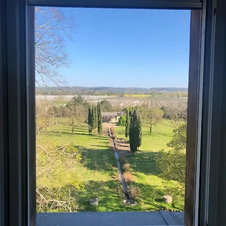 לינה וארוחת בוקר Chateau Destinee 4*