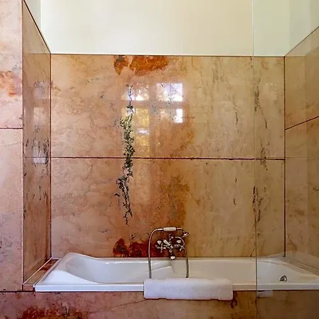 Chateau Destinee לינה וארוחת בוקר 4*