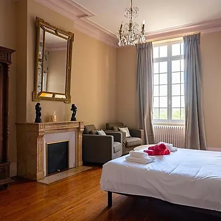 לינה וארוחת בוקר Chateau Destinee 4*